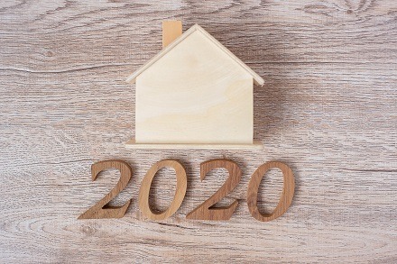 simple wooden house on wooden table with date 2020 underneath it to show CGT changes effecting residential home sales from April 2020. CGT due within 30 days of completion.